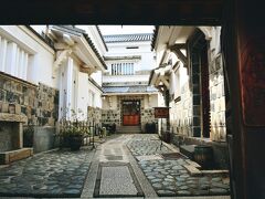 倉敷民藝館
http://kurashiki-mingeikan.com/index.html

江戸時代末期に建てられた米蔵を再利用した、陶磁器や染織、漆などの民芸品が展示された博物館。
石畳が素敵～