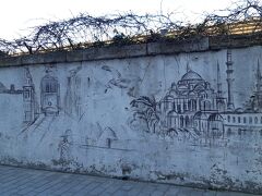 10時15分にマルマライのシルケジ駅で待ち合わせ。駅の裏の壁にはイスタンブールの景色が描かれてました。私も描いてみたいわぁ～。