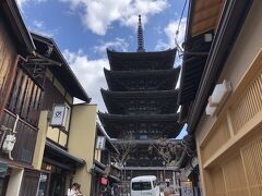 通りの突き当りを左に曲がると、ド－ンと八坂の塔が聳えます。清水まで行ってみようかと思ってましたが、思いがけず高台寺でゆっくりしたので、この辺りでお昼を食べて戻ることにしました。