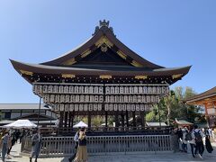 そして八坂神社に到着。
八坂神社もまだこの時点ではあまり桜は咲いてなかったね。