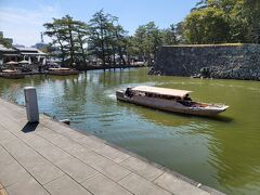 松江城のお堀巡りの舟。家内が興味なさそうなのでパス。
お城に向かった。