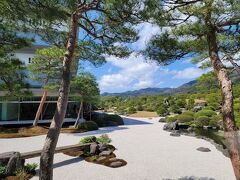 出雲大社のあとは、米子空港へ行く途中に足立美術館に寄った。
日本庭園が有名な美術館だ、晴天の天気に映える。