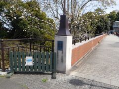 大佛次郎記念館」と「神奈川県近代文学館」を結ぶ橋で、アーチ型になっています。