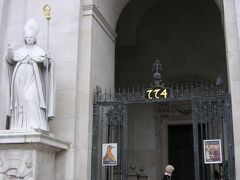 大聖堂の入り口の門には創建(774年)と改築(1628年)と修復？(1959年)の数字。この「774」が「てて」に見える…。
ザルツブルクって、司教がいて「北のローマ」と言われるほど、宗教が支配する街だったんですね。ふ～ん