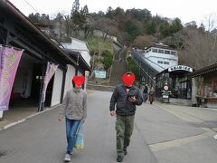 そんなアラフィフの夫婦、
低いとはいえうしろの石段を果たして登れるのか？！

右側の動く歩道がスピーカーから
「かなりきついです」と繰り返し営業してきますｗｗ