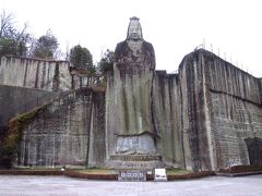 太平洋戦争の戦死者の供養と世界平和を祈って彫刻された、高さ27ｍという巨大な観音像です。