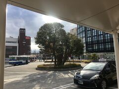 成田駅の西口に車を停めて混雑回避。