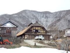 そして大内宿も車窓見学(とお土産回収）のみ。
３日前の雪が積もっている状態なら写真に収めたかった気もありますが
天気も良くないし…。
昨日の予報では福島も北関東も１日晴れだったのに！