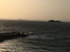 手前の島見たいのが人工島の第一海堡。奥にちょこんとだけ見えるのが第二海堡。これも東京を護るために築かれた要塞の島。