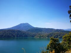 レンタカーを借りて1時間ほど走らせ、高千穂岳を望む御池へ。晴天なり。