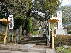 徒歩で鎌倉宮に向かったのですが，道の途中にあった杉本寺の入口．
