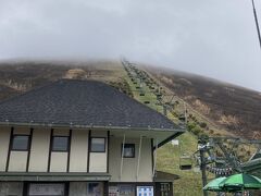 大室山リフト

雲がかかっていて、幻想的でした。