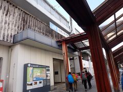 ケーブル坂本駅からはバスでＪＲ比叡山坂本駅へ。
石垣の街並みを眺めつつ到着。