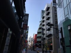 飲食店が立ち並ぶ、みすじ通りを歩きながら永田町方面に向かいます。