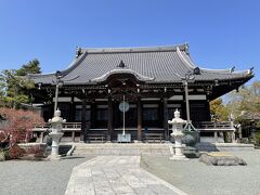 まずは駅から徒歩5分ほどの場所にある本覚寺へ。日蓮宗のお寺で創建は15世紀、日蓮の遺骨が分骨された場所として知られています。こちらは本堂ですが、釈迦如来などは国の有形文化財として登録されているようです。
