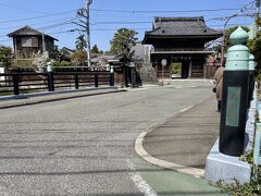 本覚寺大門を抜けて進むと夷堂橋があります。もともと夷堂橋がかかっている川が夷堂川と呼ばれていることからこの名前になったようです。鎌倉10橋のひとつとしても有名で、ちょっと写真を撮りたくなるスポットになっています。