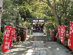 安養院に向かう途中にあったのが八雲神社。表参道の雰囲気が最高で、なんか引き込まれるように境内に入りました。鎌倉で一番古い厄除神社と言われており、11世紀初期に創建されたらしいです。