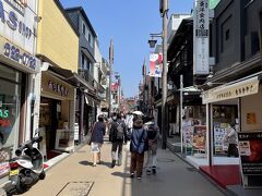 ひとつ通りを入り、お土産屋さんや飲食店が集まる小町通りへ。小さなお店が軒をつられており、歩いているだけで楽しい場所です。