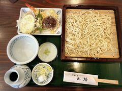 美味しそうなお蕎麦屋さんを見つけたのここでランチ！和の雰囲気がとても素敵なお店で、いただいた天せいろも美味しかった。