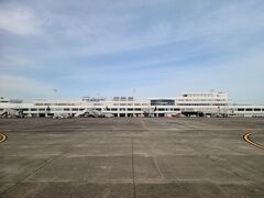 なんやかんやで離陸が30分近く遅れたため、到着もやや遅れていましたが、無事に鹿児島空港に到着しました。
