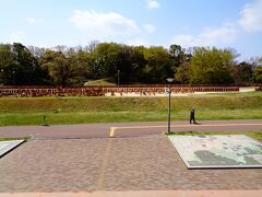 埴輪祭祀場に並ぶ埴輪さんたちは、人物や動物、家など、全部で190点。
発掘調査で確認された場所に配置されているというのだからすごい。
古代の人たちも、同じような風景を見たんだなぁ。
後ろのこんもりとした林が今城塚古墳。
