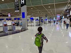 川崎の自宅から2時間ほどかけて（遠いっ！）成田空港に到着。東京駅から乗ったバスは７割くらいの乗車率でしたが、実際にターミナルに着くと、やはり人がいない。ここなら大勢で鬼ごっこをしてもあまり迷惑はかからないかな、となぜか場違いかつ不謹慎な想像を(^_^)