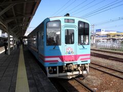 今回の目的は樽見鉄道で、９時頃からは混雑が見込まれるのと、桜が美しく見える時間を狙い、８時台の快速列車に乗りたかったのです。この時間でも座席は埋まるほどの乗車率。さすがに桜の季節は賑わいますね。