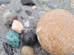 私はあまり歩かず近場で丸い石とかキレイな石を探します。これがなかなか面白いんですよ。

見つけたこの緑の石、地元ハンターさんによるとヒスイと間違われる代表的な鉱物で「キツネ石（ロディン岩）」と呼ばれているもの。

でも気に入ったので持ち帰ろうかな。