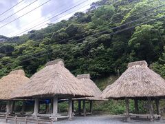 大和村で有名なスポット「群倉」は、レンタカーの中から撮影。写真の左方向に駐車場もありますよ。
