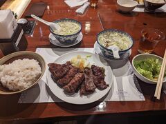 宮城県に着き、夜ご飯は牛タンを食べました。
安定の旨さで肉厚でした。