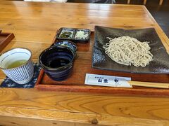 秋田へ向かう途中で、お昼を食べました。
シンプルにそばを堪能しました。