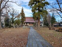 薬師公園内には公園の名称の由来になった出羽国国分寺薬師堂があります。出羽国の国府は庄内地方か秋田に置かれていたとされ国分寺もその近くにあったはずなので、なぜここに薬師堂があるのかはわからず・・・。
現在の薬師堂は１９１１年に焼失した後市内のお寺から移築されたものだそうです。