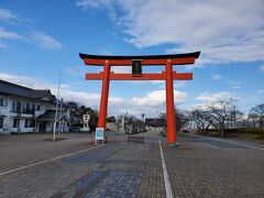 山形空港から車で４０分程でやってきたのは山形県護国神社。山形中心部から少し離れていますが、もう山形市内です。というか歩く気になれば山形駅まで歩ける位置。なぜか国道１３号を走ってきたけど、東北中央道を走ればもっと早く着いたかな・・・。仕方ないですけど上空待機がそこそこあったので当初の計画通り回れないので割と適当に走っていました。まあ準備期間も短かったので計画もちゃんと立っていないのは事実です。
山形県護国神社は当初は明治維新で亡くなった薩摩藩士を弔うための招魂社として建てられ後に山形出身の戦没者を祀るための護国神社となりました。現在地に移転したのは１９３４年で当時既にこの近隣に都市公園が出来ていたそうですね。
晴れていて綺麗な景色になっていますがめちゃくちゃ寒い冬の山形です。