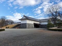 護国神社の後は車で１０分程の所にある山形城跡へやってきました。こちらはＪＲ山形駅にも近い市街地の中心部にあり、５年ぶりくらいにやってきました。山形城は規模は大きかったものの天守はなく三の丸に御殿がある城でしたが、明治維新時には御殿も荒廃していたそうです。その後陸軍の基地になり戦後都市運動公園の霞城公園として整備されていました。