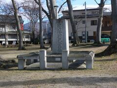 山形県護国神社の発祥となった薩摩藩士を弔う碑が薬師堂の正面にあります。とは言え現在地に移転したのは昭和になってからなので碑も一緒に移動したのかもしれません。
山形藩、というか県下の藩は奥羽越列藩同盟として旧幕府側で参戦したのもありまず最初に県内に建てられた碑が薩摩藩士というのはなんとも言えないものがあります。