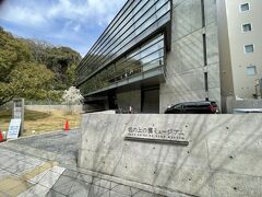 大街道近くにある坂の上ミュージアムへ。数年前にNHKでドラマ化されブームになった、司馬遼太郎原作坂の上の雲の登場人物、秋山昌之・好古親子、正岡子規に関する博物館である。

原作は読んだことはないが、ぜひ寄ってみたかったのだが、時間の関係で外から眺めるのみ