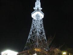 「久屋大通公園」を歩いてみます。
19：47　テレビ塔は今は「中部電力 MIRAI TOWER」となっています。
10年ほど前、根尾谷の薄墨桜を見るツアーで名古屋に泊まった時、上っているので今夜は下から見上げただけです。