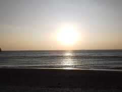 竜島海岸。夕陽を見ようと来てみたのですが…、後ちょっとの所に雲が。海に沈むところまでは確認できず。