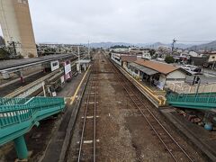 約1時間45分で相老駅に到着、東武の相老駅は画像の左端です。わたらせ渓谷鐡道とは陸橋でつながっており、左の陸橋を降りたところが足尾方面のホームです。乗換え駅ですが売店など何もない駅です。