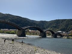 ホテルの外に出てみました。
錦川の河川敷では家族連れが遊んでいました。