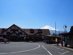 ＜河口湖駅＞
後ろには富士山