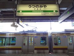 13:06
上野から1時間55分。
栃木県の県庁所在地、宇都宮に到着。

おっ！
見たことがない電車が停まっていますよ。