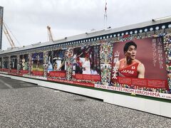 市広島駅の南側は工事中で、そのフェンスには広島出身の有名アスリートのパネルが展示されてた！
