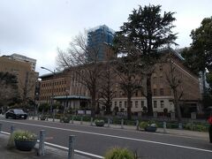 続いて神奈川県庁の建物が見えてきました。三塔の一つですが、塔は工事中でした。
