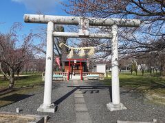 乙和稲荷神社。
公園の西側にありました。