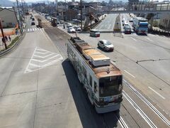  東八町交差点の歩道橋を渡ります。ちょうど赤岩口行きの路面電車がやってきました。