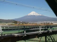 富士駅を出て、東海道本線を走行中でも、引き続き、富士山。
もう、これはきっと、富士山。

そして、（たぶん、）このとき通っている橋は、富士川を渡る橋。
これで特急・ふじかわは富士川とお別れ

本当は、このちょっと先で、その名も富士川駅がありますが、通過することもあって、その様子は撮れていないです。