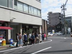 行列のできているお店がありました。
「コーヒーショップ カコ 花車本店」です。
基本はドリンク代だけでトーストが付きます。
スペシャルバージョンにするなら、350円プラスでトーストにホイップクリーム ＆ あんこ ＆ フルーツコンフィチュールが乗った ”映える” モーニングが頂けるようです。
でも、そうすると600円＋350円＝950円のモーニングという事になりますよね｡
「クックタウン」は名駅近くでアクセスも良くすんなり入れ、支払いはワンコイン以下でした。
この店にこれだけの行列ができるっていう事はそれをも凌ぐ魅力があるのかもしれません。
でも何せ、実際に飲食していないので事の次第は不明ですが・・