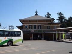 高野山駅に到着して、予約制のバスで護摩壇山へ。乗客は２人だけでした。