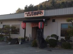 お宿のお食事も評判いいみたいだったのですが
今回は近くの居酒屋へ行ってみました
日曜日の夜なのに結構にぎわっていて、地元の繁盛店なんだなあとわかりました
女将さん？もとっても気づかいの行き届いたステキな方でした